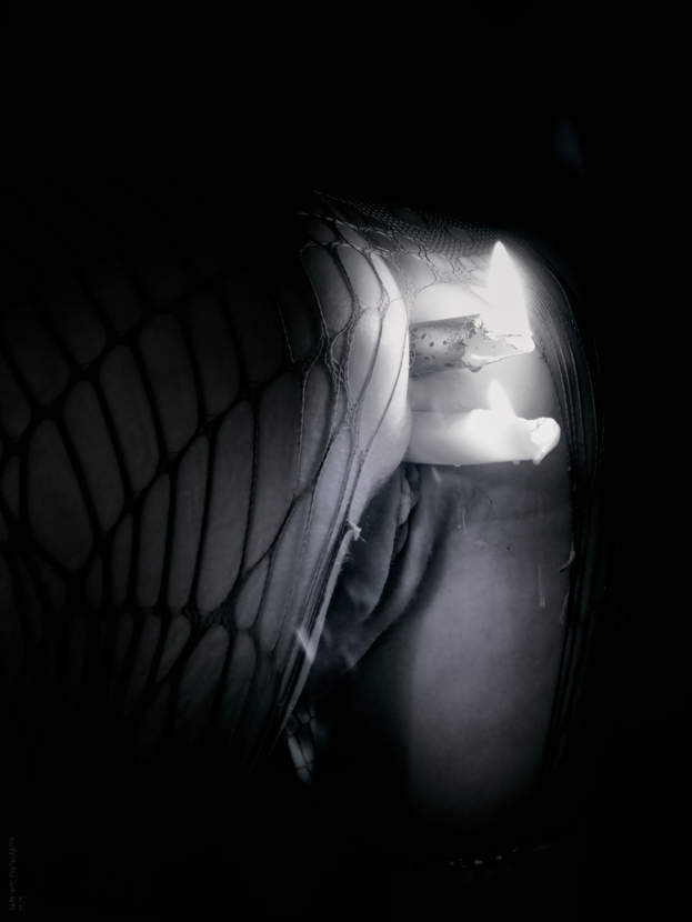 Hořící svíčky ve vagíně a v análním otvoru.