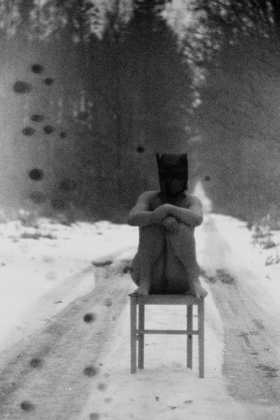 Nahá dívka s psí maskou na plesnivém ORWU NP55.