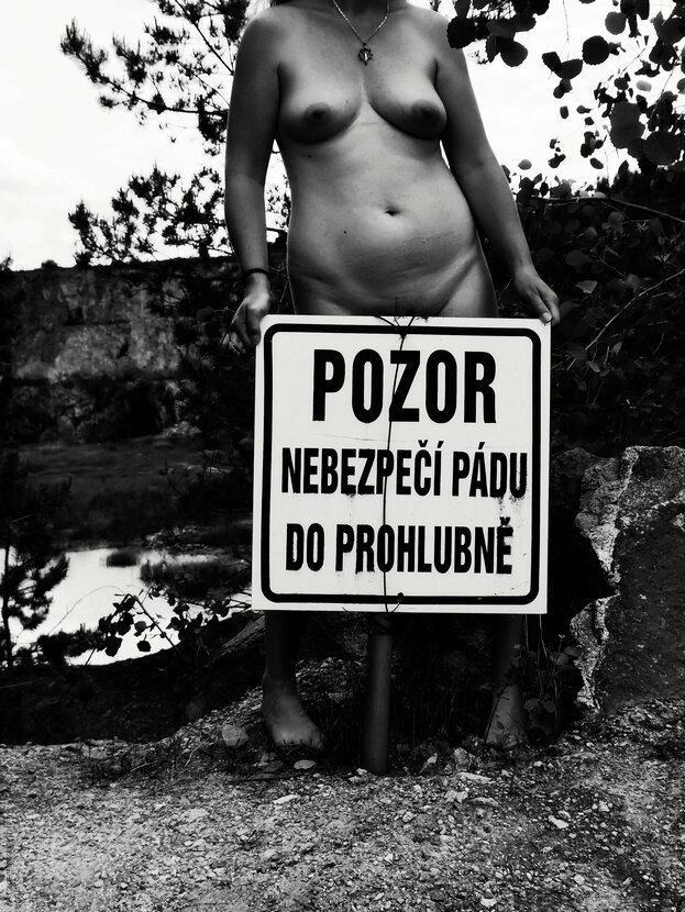 Pozor! Nebezpečí pádu do prohlubně.