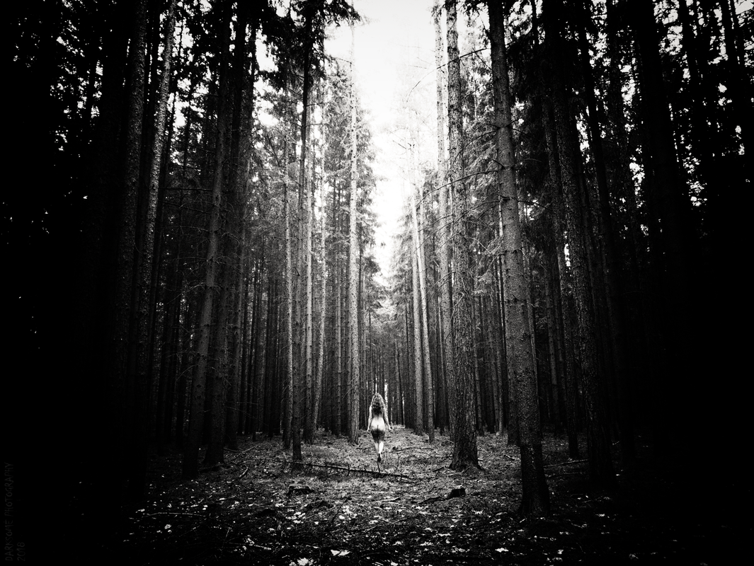 Nahá dívka ve středu magického lesa.